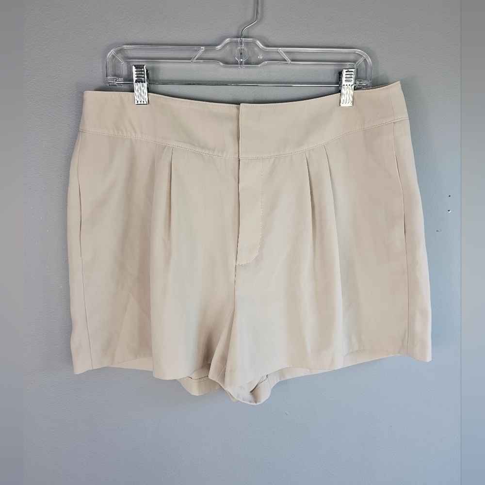 Jennifer Lopez Beige High Rise Pleated Front Shorts Size: 14